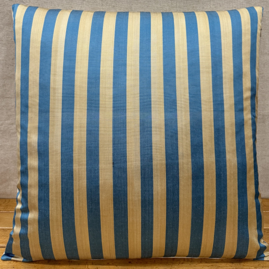 Ikat Pillow ( 50 x 50 cm ) 